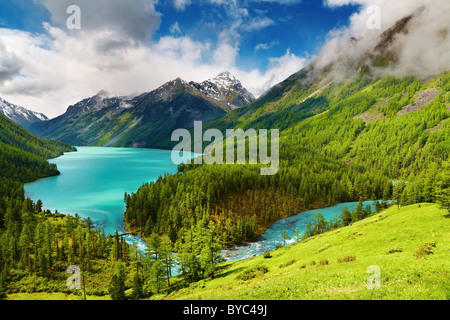 Beau lac turquoise en Kucherlinskoe montagnes de l'Altaï Banque D'Images