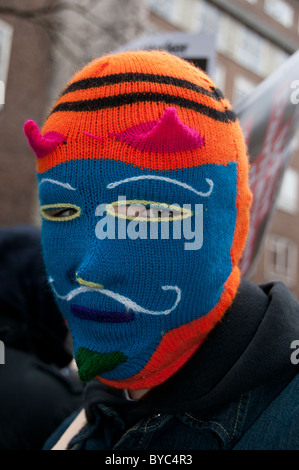 Le 29 janvier 2011. Manifestation contre les coupes dans l'éducation.protestataire colorés masque tricoté Banque D'Images