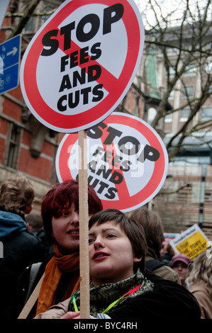 Le 29 janvier 2011. Manifestation contre les coupures de l'éducation.étudiants détiennent des pancartes disant arrêter les frais et impôts Banque D'Images