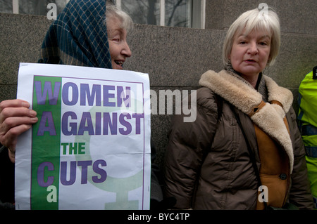 Le 29 janvier 2011. Manifestation contre les coupures de l'éducation.Deux femmes âgées avec une pancarte disant "les femmes contre les coupures'. Banque D'Images