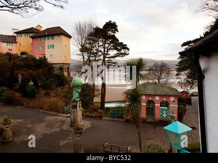 Portmerion village sur la côte nord du Pays de Galles en hiver montrant les maisons de fantaisie Banque D'Images