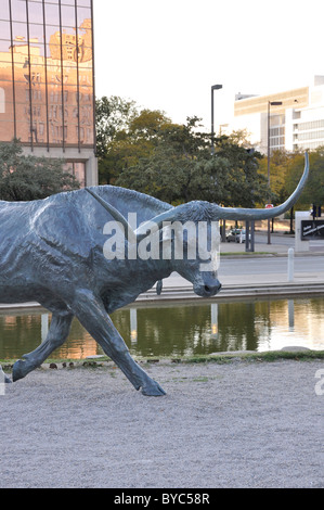 Transport de bétail ensemble de sculptures de Robert Summers à Pioneer Plaza par le Centre de Convention de Dallas, Texas, USA Banque D'Images