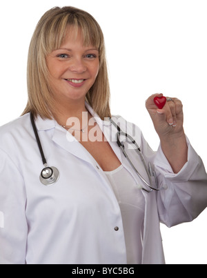 Jolie femme médecin en blouse blanche tenant un petit modèle coeur. Isolé sur un fond blanc. Banque D'Images