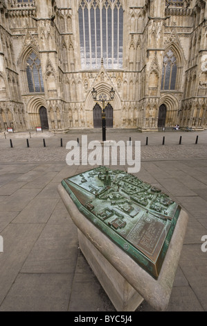 Une large vue extérieure de la porte ouest de la cathédrale de York North Yorkshire. Banque D'Images