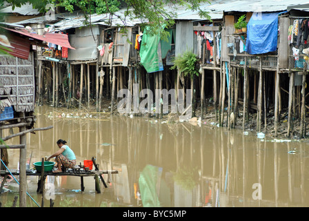 Les villages sur pilotis de l'eau boueuse à Siem Reap, Cambodge Banque D'Images