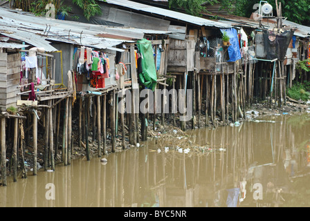 Les villages sur pilotis de l'eau boueuse à Siem Reap, Cambodge Banque D'Images