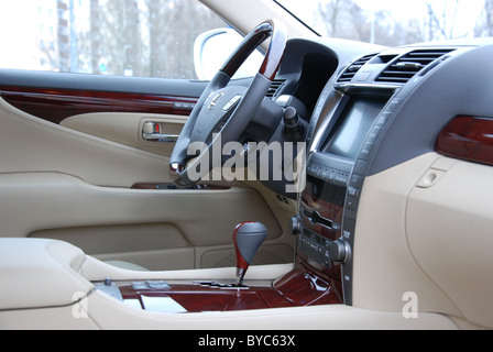 Lexus LS 460 AWD 2006 - MON - Premium berline de luxe japonais, le segment F (voitures de luxe) - intérieur, planche de bord, console centrale Banque D'Images