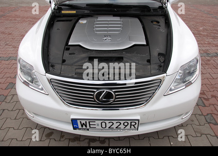Lexus LS 460 AWD - MA 2006 - blanc - berline de luxe japonais Premium, segment F (voitures de luxe) - ouvrez le capot du compartiment moteur, Banque D'Images