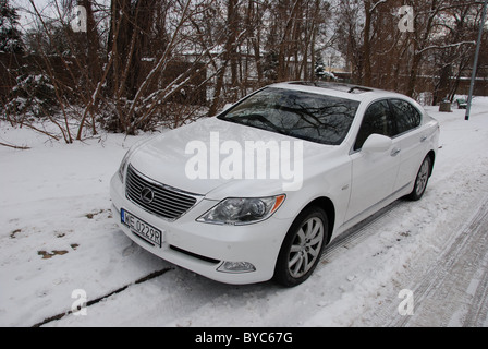 Lexus LS 460 AWD - MA 2006 - blanc - 4 portes (4D) - Premium berline de luxe japonais, le segment F (voitures de luxe) - Ville d'hiver, Banque D'Images