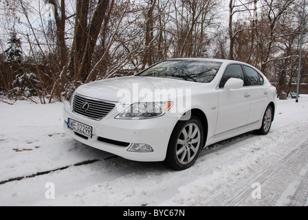 Lexus LS 460 AWD - MA 2006 - blanc - 4 portes (4D) - Premium berline de luxe japonais, le segment F (voitures de luxe) - Ville d'hiver, Banque D'Images