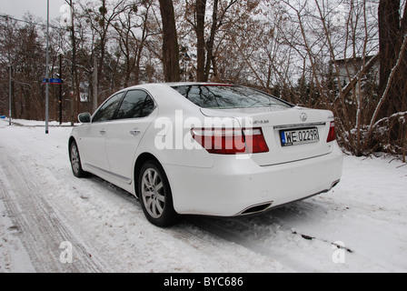 Lexus LS 460 AWD - MA 2006 - blanc - 4 portes (4D) - Premium berline de luxe japonais, le segment F (voitures de luxe) - Ville d'hiver, Banque D'Images