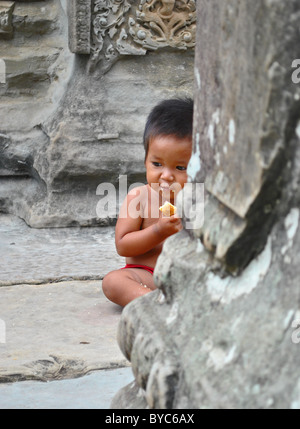 Bébé cambodgien en ruines d'Angkor Wat Banque D'Images