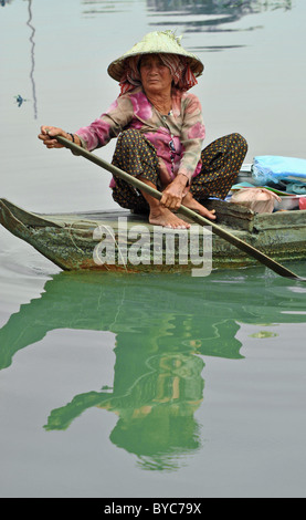 Femme et en bateau sur le lac Tonle Sap, Cambodge Banque D'Images