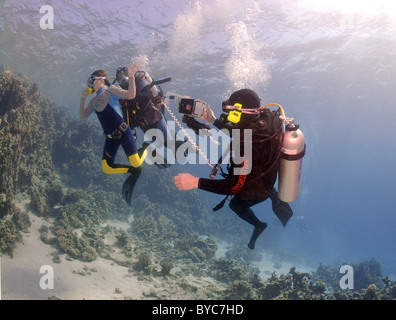 Scuba Diver montre l'enfant le monde sous-marin Banque D'Images