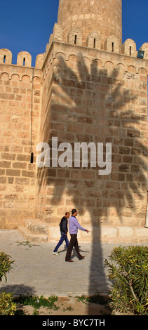 Palm tree shadows sur mur de ribat de Sousse Medina, Tunisie Banque D'Images