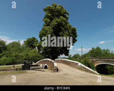 Les ponts sur le canal Trent et mersey Wychnor canal lock Banque D'Images