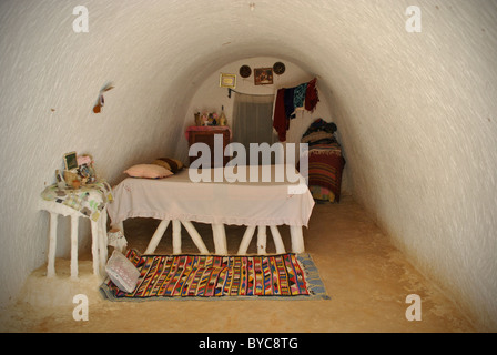 Chambre troglodyte souterrain dans une fosse, près de Matmata, Tunisie Banque D'Images