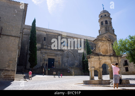 Baeza, Jaén Province, Espagne. Catedral de la Natividad de Nuestra Señora de Baeza et Fuente de Santa Maria dans la Plaza de Santa Maria. Banque D'Images