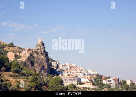 Cazorla, province de Jaén, Andalousie, espagne. Yedra Château et la ville. Banque D'Images