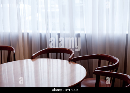 Chaises vides autour d'une table dans une salle de réunion de l'hôtel Banque D'Images