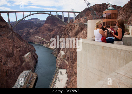 Visiteurs à Hoover Dam, avec Mike O'Callaghan - Pat Tillman Memorial Bridge dans la distance, désert de Mojave, AZ Banque D'Images