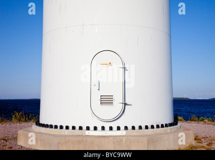 Porte d'entrée d'entretien au fond d'un pylône d'éolienne , Finlande Banque D'Images