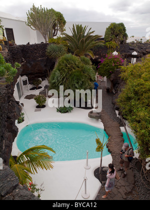 À la recherche vers le bas dans la piscine dans une bulle volcanique à la Fondation Cesar Manrique Lanzarote Iles Canaries Banque D'Images