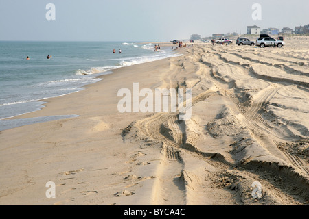 Parties de la Caroline du Nord Outer Banks n'ont pas de routes et les gens doivent conduire leur véhicule sur la plage d'accéder à leur domicile. Banque D'Images