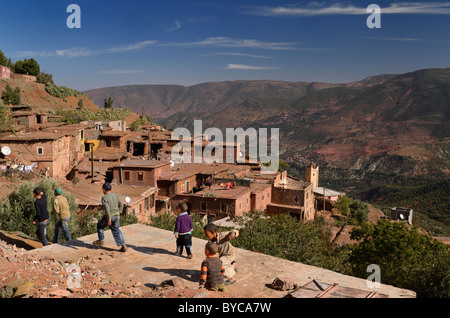 Enfants jouant dans une montagne éloignée village près de aci mannsour dans les montagnes du haut atlas du Maroc Banque D'Images