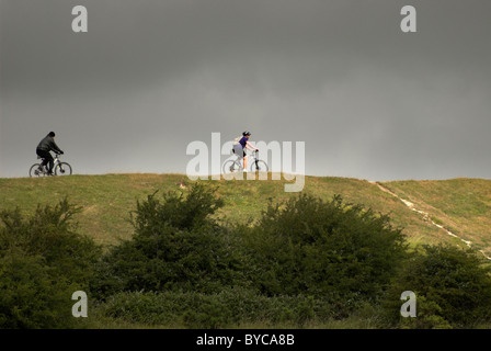 Les cyclistes sur Cissbury Ring dans le parc national des South Downs dans le West Sussex. Banque D'Images