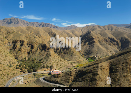 Arrêt de repos le long du TIZI N TICHKA sur l'aride haut atlas maroc Banque D'Images