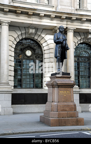 Statue de Rowland Hill, fondateur de l'uniforme penny postage King Edward Street Ville de London England UK Banque D'Images