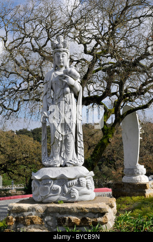 Deux grandes statues de Bouddha dans le jardin d'Eden ou le jardin de la paix, une création de la millionaire portugais Joe Berardo, en Bombarral Banque D'Images