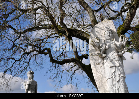 Un grand satue sous un arbre, Buddha Eden Garden ou le jardin de la paix, de Bombarral, Portugal Banque D'Images