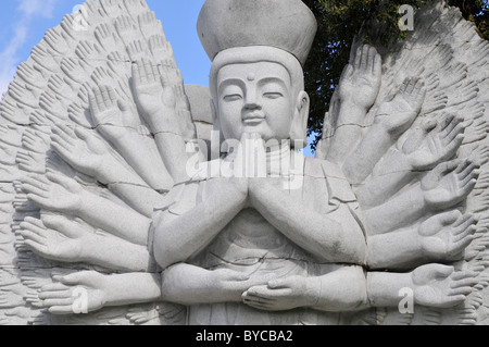 Détail d'une statue de Bouddha, le jardin d'Eden ou le jardin de la paix, une création de la millionaire Joe Berardo à Bombarral, Portugal Banque D'Images