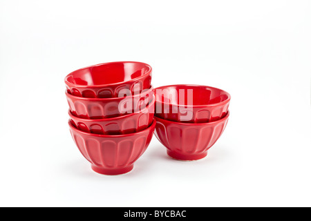 Bols en porcelaine rouge isolé sur fond blanc Banque D'Images
