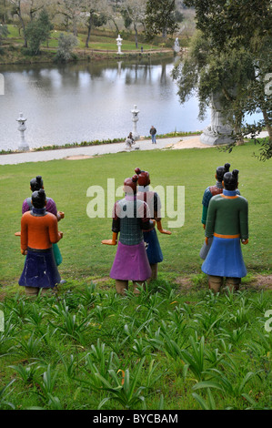 Les soldats en terre cuite colorée face au grand lac, Buddha Eden Garden ou le jardin de la paix, de Bombarral, Portugal Banque D'Images