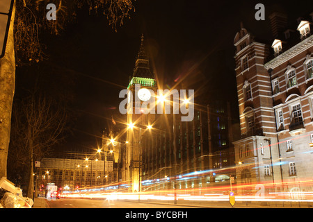 Tour de Big Ben qui brille parmi les Lumières dorées Banque D'Images