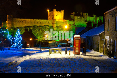 Une vue d'hiver du château de Bamburgh floodlite Banque D'Images