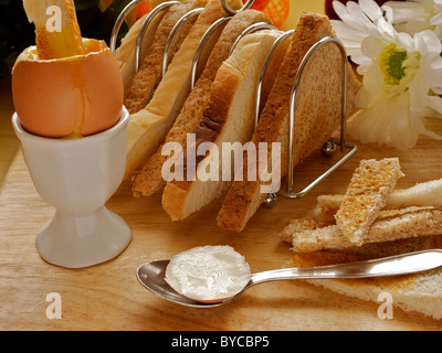 Oeuf mollet, avec des toasts de pain grillé dans un rack Banque D'Images