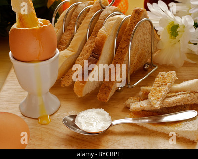 Oeuf mollet, avec des toasts de pain grillé dans un rack Banque D'Images