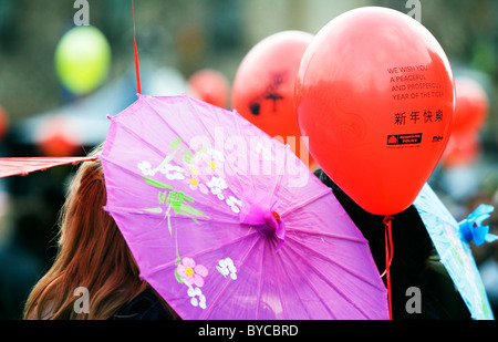 Les célébrations du Nouvel An chinois, des parapluies et des ballons, Londres, Angleterre, Royaume-Uni, Europe Banque D'Images