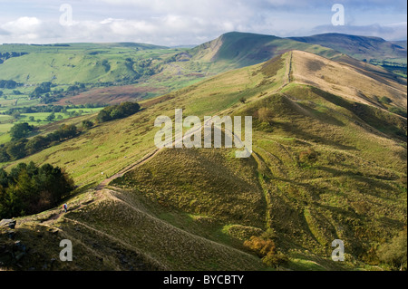 La grande arête et Mam Tor Tor de l'arrière, au-dessus de la vallée de l'espoir, parc national de Peak District, Derbyshire, Angleterre, Banque D'Images