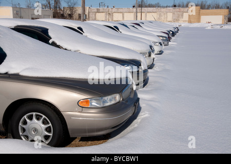 Automobiles couvertes de neige dans un concessionnaire automobile stationnement Michigan USA Banque D'Images