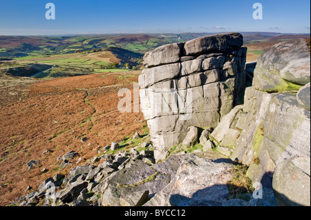 L'énorme bloc de Pise à Higger Tor, parc national de Peak District, Derbyshire, Angleterre, RU Banque D'Images