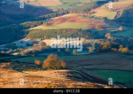 Vue sur Hathersage Moor & Boulet bord vers la Vallée de Derwent, parc national de Peak District, Derbyshire, Angleterre, RU Banque D'Images