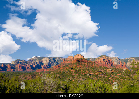 Vue sur les roches rouges et de maisons à Sedona, Arizona Banque D'Images