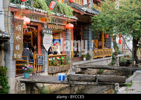 Restaurant en bordure de ruisseau avec de petits ponts dans la région de Lijiang, Yunnan Province, China. JMH4759 Banque D'Images