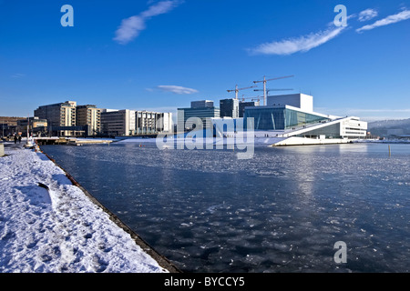 Vue d'hiver de l'Opéra d'Oslo dans, ils affichent dans le centre d'Oslo en Norvège à la tête de l'Oslofjord Banque D'Images