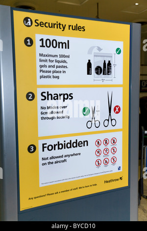 Panneau d'avertissement indiquant des articles dangereux, interdits et interdits lors du contrôle de sécurité – à l'enregistrement des passagers – à l'aéroport de Londres Heathrow T1. ROYAUME-UNI Banque D'Images